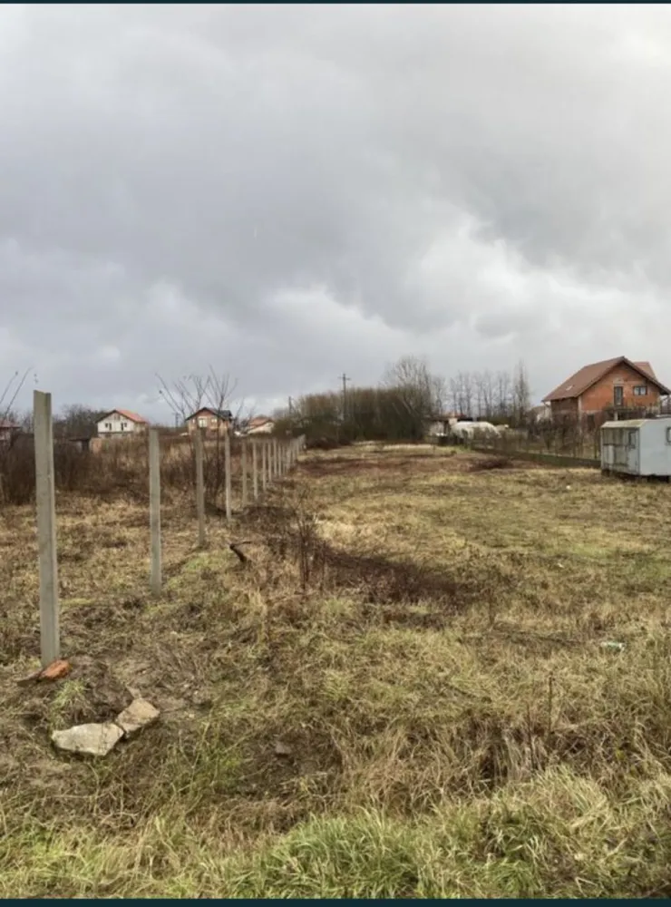 Vand teren 17 arii - Vand teren 17.5 arii langa uzina de apa aproape de Martinesti pe strada Izvoarelor Utilitati: apa, canal, gaz si canalizare Strada este asfaltata Pretul este per ar