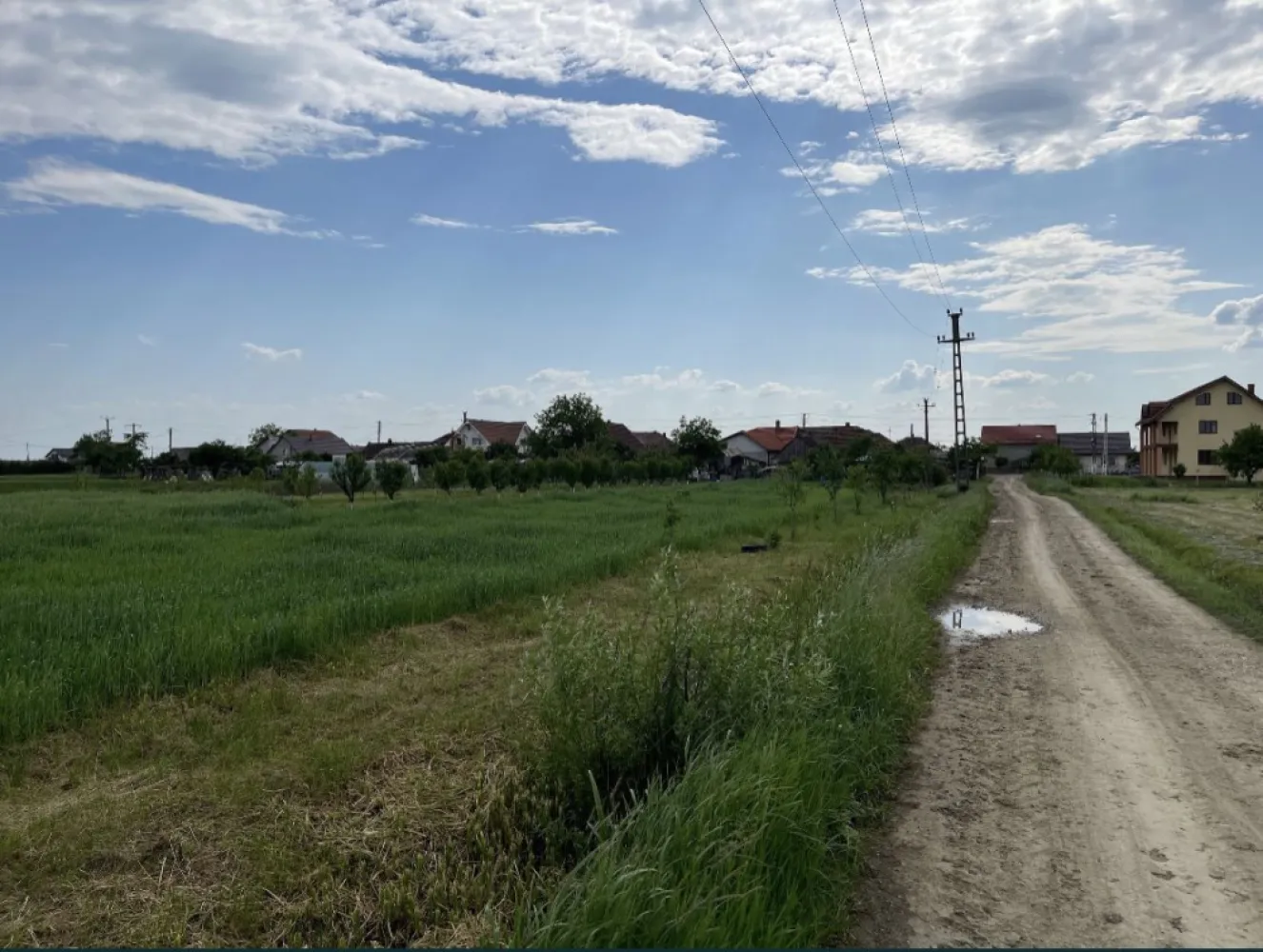 Teren intravilan - Vând teren intravilan cu suprafața de 800mp Terenul se afl in loc Decebal , mai multe detalii la telefon !