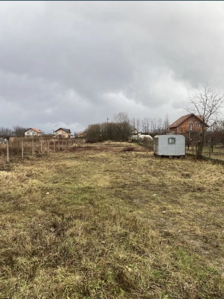 Vand teren 17 arii - Vand teren 17.5 arii langa uzina de apa aproape de Martinesti pe strada Izvoarelor Utilitati: apa, canal, gaz si canalizare Strada este asfaltata Pretul este per ar