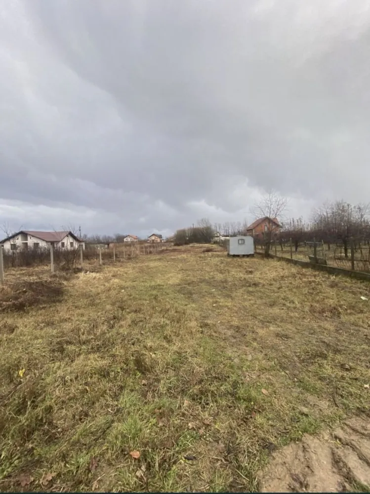 Vand teren 17 arii - Vand teren 17.5 arii langa uzina de apa aproape de Martinesti pe strada Izvoarelor Utilitati: apa, canal, gaz si canalizare Strada este asfaltata Pretul este per ar
