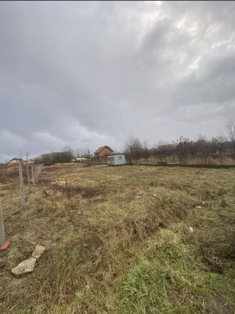 Vand teren 17 arii - Vand teren 17.5 arii langa uzina de apa aproape de Martinesti pe strada Izvoarelor Utilitati: apa, canal, gaz si canalizare Strada este asfaltata Pretul este per ar