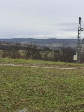Teren cu o priveliste superba langa padure