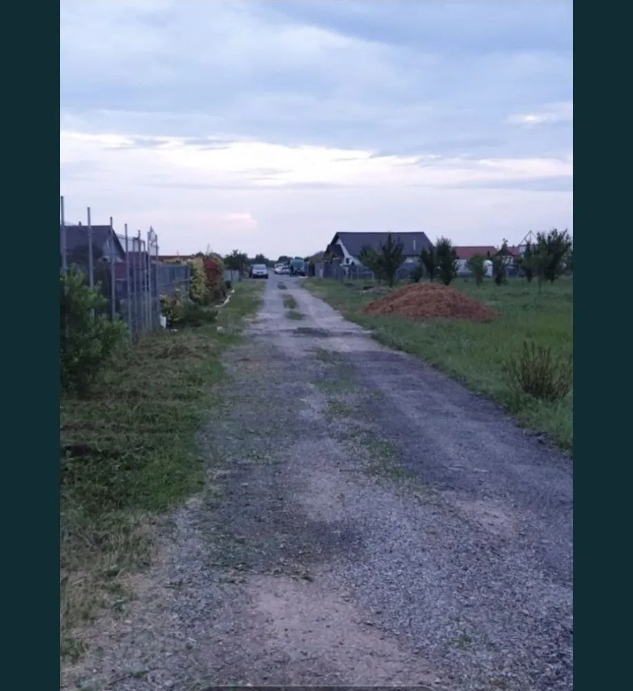 De vanzare teren, parcele pe str. Amatului - Vând intre 6-10-20-30 ari teren pe str Amațului la 200 m de la iesirea din oras zonã liniştitã fãrã trafic de maşini , prețul parcelelor diferã . Cu posibilitați de utilitați apa si curent . Pret 2500- 3150Euro/ari negociabil.