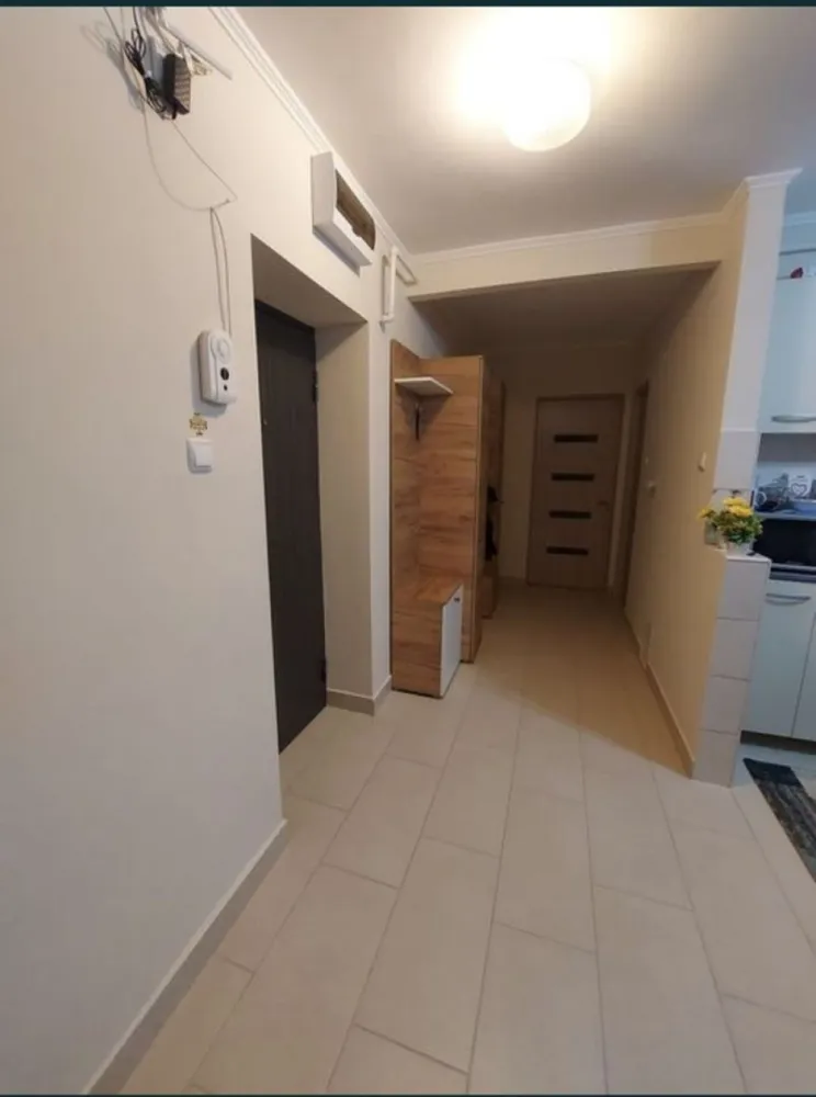 Vand apartament decomandat cu 2 camere - Vând apartament cu doua camere decomandat in zona Carpați. Apartamentul are doua camere, o baie, hol, doua balcoane și beci. Apartamentul se vinde mobilat și utilat.