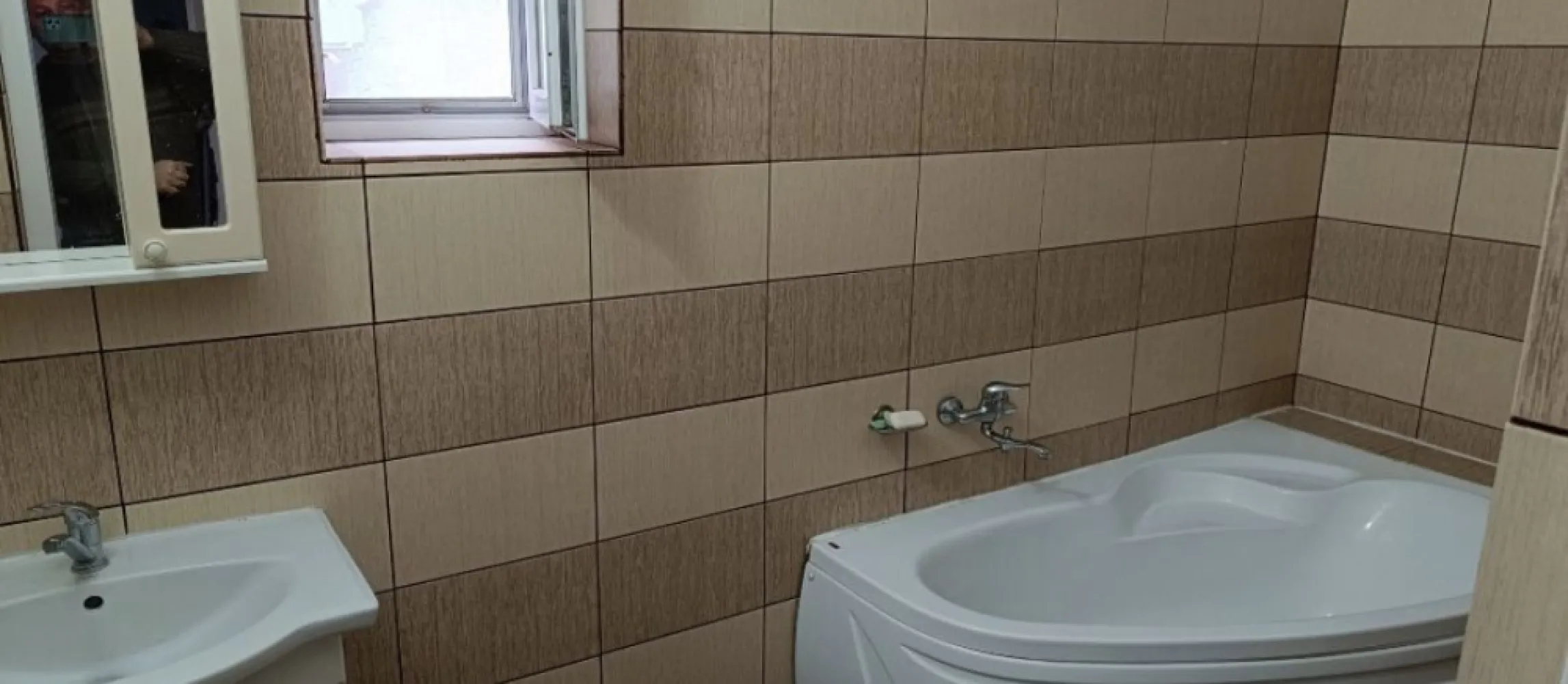 BRASADAS vinde casa cu 3 camere teren 360mp in zona Burdea. - Agenția imobiliara BRASADAS vinde casa de caramida, izolata, in zona Burdea. Suprafata totala este de 360mp. Teren + Casa+ Anexa. Casa are 3 camere generoase, Bucatarie, Hol, Baie, Camara, Pod generos, Beci Anexa cu o Camera, Baie, o Camera Tehnica. Casa este situata intr o zona foarte buna, fiind in apropiere de cateva minute: Centrul orasului, Hypermarketuri Kaufland, Carrefour, Shopping City Satu Mare, s.a.