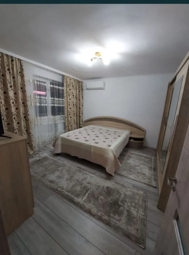 Vand apartament decomandat cu 2 camere - Vând apartament cu doua camere decomandat in zona Carpați. Apartamentul are doua camere, o baie, hol, doua balcoane și beci. Apartamentul se vinde mobilat și utilat.
