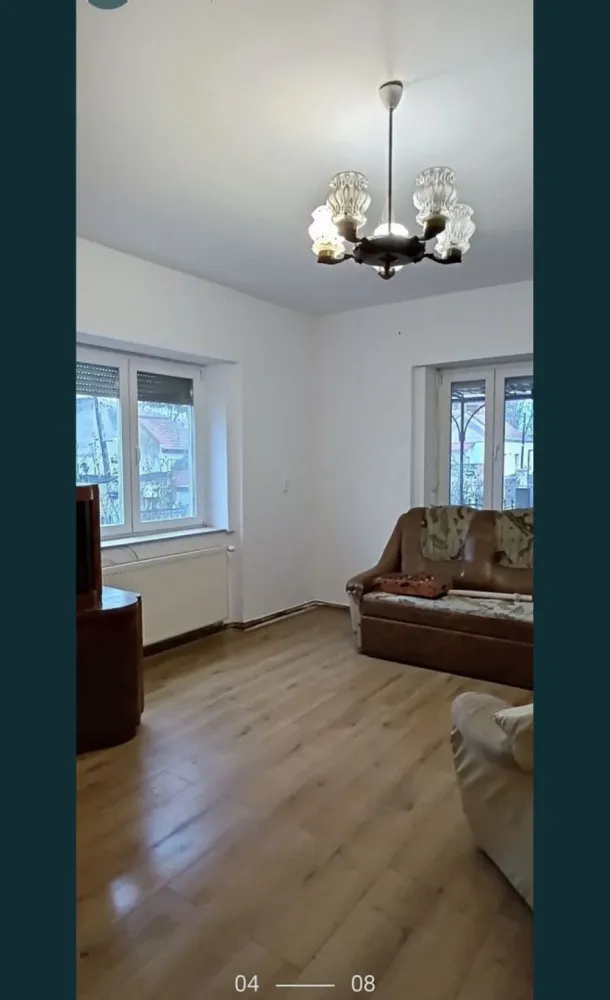 BRASADAS vinde casa cu 3 camere teren 360mp in zona Burdea. - Agenția imobiliara BRASADAS vinde casa de caramida, izolata, in zona Burdea. Suprafata totala este de 360mp. Teren + Casa+ Anexa. Casa are 3 camere generoase, Bucatarie, Hol, Baie, Camara, Pod generos, Beci Anexa cu o Camera, Baie, o Camera Tehnica. Casa este situata intr o zona foarte buna, fiind in apropiere de cateva minute: Centrul orasului, Hypermarketuri Kaufland, Carrefour, Shopping City Satu Mare, s.a.