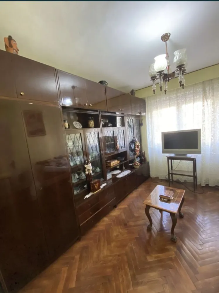 Apartament ultracentral 4 camere cu loc de parcare privat - Apartament ultracentral in Satu Mare (fără intermediari) • Locație: B-dul Vasile Lucaciu • Suprafața utilă: 94 mp • Etaj: 1/4 (doar două apartamente pe etaj) • Patru camere decomandate • Doua băi • Bucătărie cu cămară • Două holuri • Două balcoane (unu închis cu termopan) • Microcentrală • Pardosea de marmură in bucătărie, holuri si băi • Ușă de intrare metalică • Beci • Loc de parcare privat