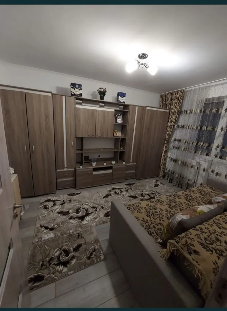 Vand apartament decomandat cu 2 camere - Vând apartament cu doua camere decomandat in zona Carpați. Apartamentul are doua camere, o baie, hol, doua balcoane și beci. Apartamentul se vinde mobilat și utilat.