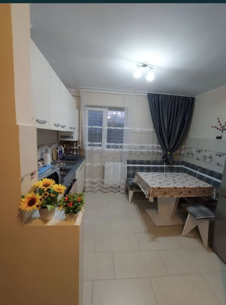 Vand apartament decomandat cu 2 camere - Vând apartament cu doua camere decomandat in zona Carpați. Apartamentul are doua camere, o baie, hol, doua balcoane și beci. Apartamentul se vinde mobilat și utilat.