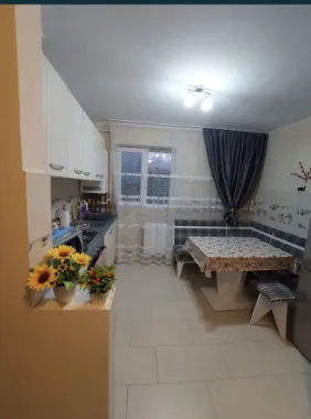 Vand apartament decomandat cu 2 camere