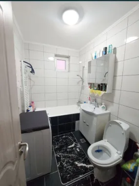 Vand apartament decomandat cu 2 camere