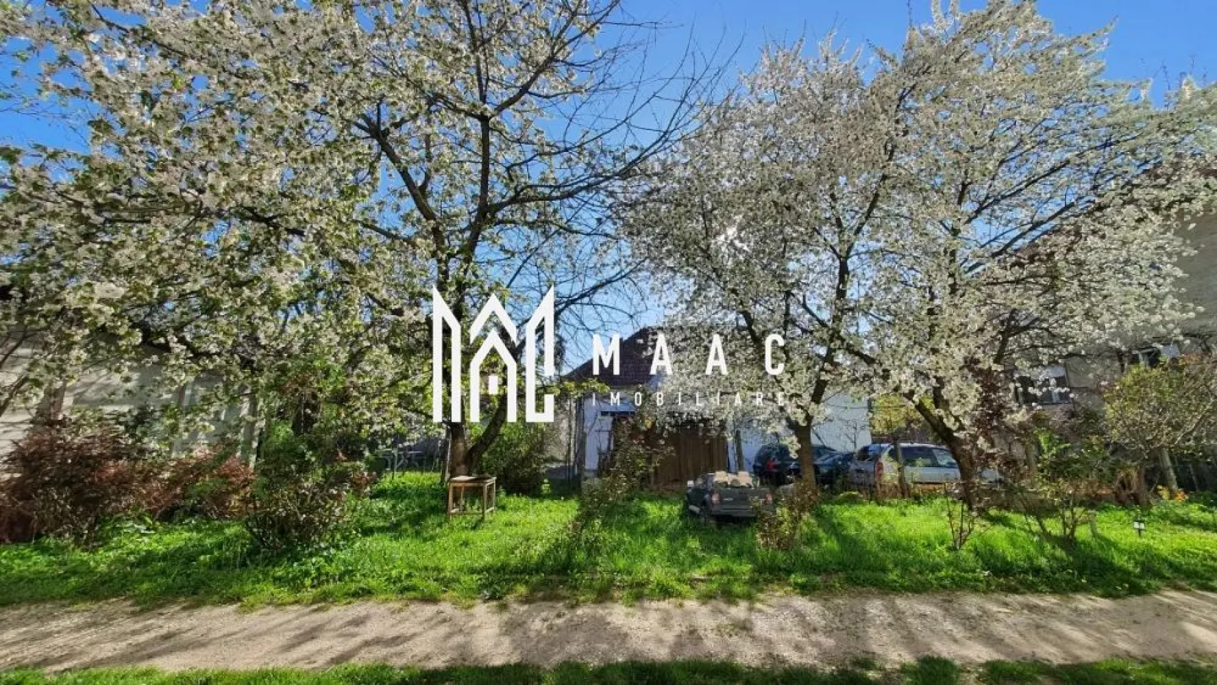 Casa cu 4 apartamente / 9 camere | Ultracentral | Curte - Va propunem spre vanzare o casa superba in zona centrala a Sibiului. Casa este formata din 2 apartamente si 2 garsoniere, cu un pod inalt si curte de 900 mp in indiviziune cu inca o familie. - Primul apartament are 100 mp si este format din 2 camere, 1 bucatarie, baie, hol spatios, camara, camera centralei. - Cel de al 2 lea apartament are tot 100 mp si este format din 4 camere, 1 bucatarie, baie, hol spatios. - O garsoniera are 56mp, 1 bucatarie, baie si hol. - A 2-A garsoniera are 46mp, bucatarie si baie - Podul are 100mp si o inaltime de peste 3m, putand fi mansardat. Avand in vedere compartimentarea, aceasta casa poate fi folosita ca rezidenta dar se preteaza si altor activitati comerciale. Aparatamentele au intrari si utilitati separate si se pot folosi/inchiria separat. Zona este linistita, selecta, aproape de centre sanitare, culturale, de invatamant, etc Pentru mai multe detalii, precizati telefonic ca ati vazut anuntul cu ID: CP2741782 }}