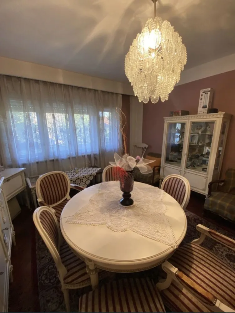Apartament ultracentral 4 camere cu loc de parcare privat - Apartament ultracentral in Satu Mare (fără intermediari) • Locație: B-dul Vasile Lucaciu • Suprafața utilă: 94 mp • Etaj: 1/4 (doar două apartamente pe etaj) • Patru camere decomandate • Doua băi • Bucătărie cu cămară • Două holuri • Două balcoane (unu închis cu termopan) • Microcentrală • Pardosea de marmură in bucătărie, holuri si băi • Ușă de intrare metalică • Beci • Loc de parcare privat