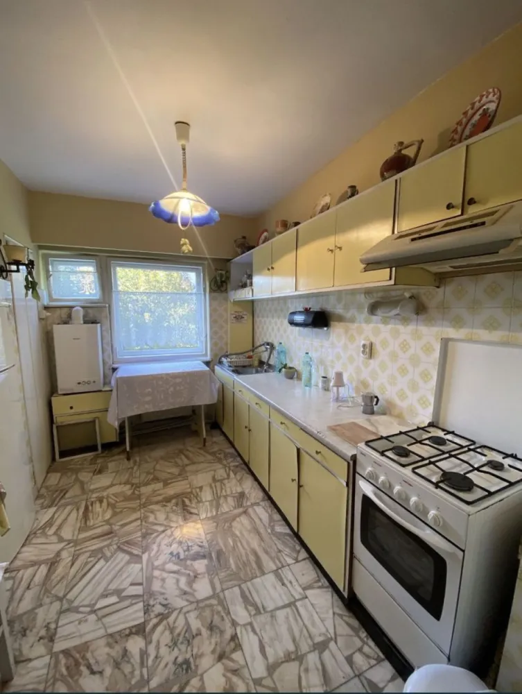 Apartament ultracentral 4 camere cu loc de parcare privat - Apartament ultracentral in Satu Mare (fără intermediari) • Locație: B-dul Vasile Lucaciu • Suprafața utilă: 94 mp • Etaj: 1/4 (doar două apartamente pe etaj) • Patru camere decomandate • Doua băi • Bucătărie cu cămară • Două holuri • Două balcoane (unu închis cu termopan) • Microcentrală • Pardosea de marmură in bucătărie, holuri si băi • Ușă de intrare metalică • Beci • Loc de parcare privat