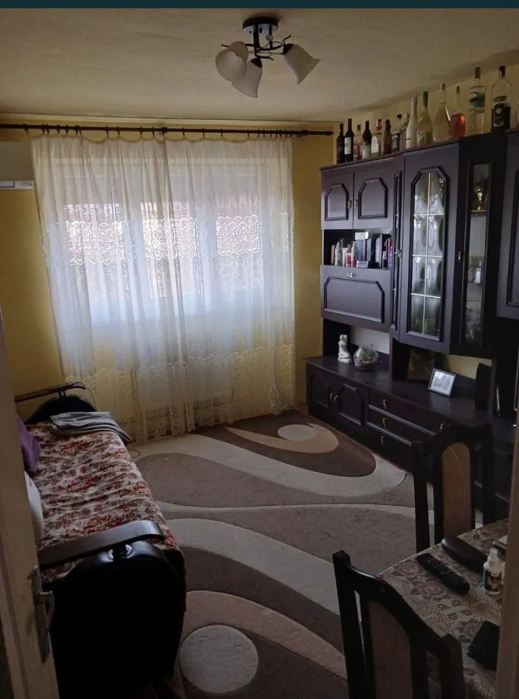 Ap 2 cam decom - Apartamentul are 47 m patrati, are balcon, centrala proprie, aer conditionat. Apartamentul este din caramida, se afla in zona micro 14. Este la etajul 4 din 4 cu acoperis. Se vinde mobilat sau nemobilat. Parcare platita.