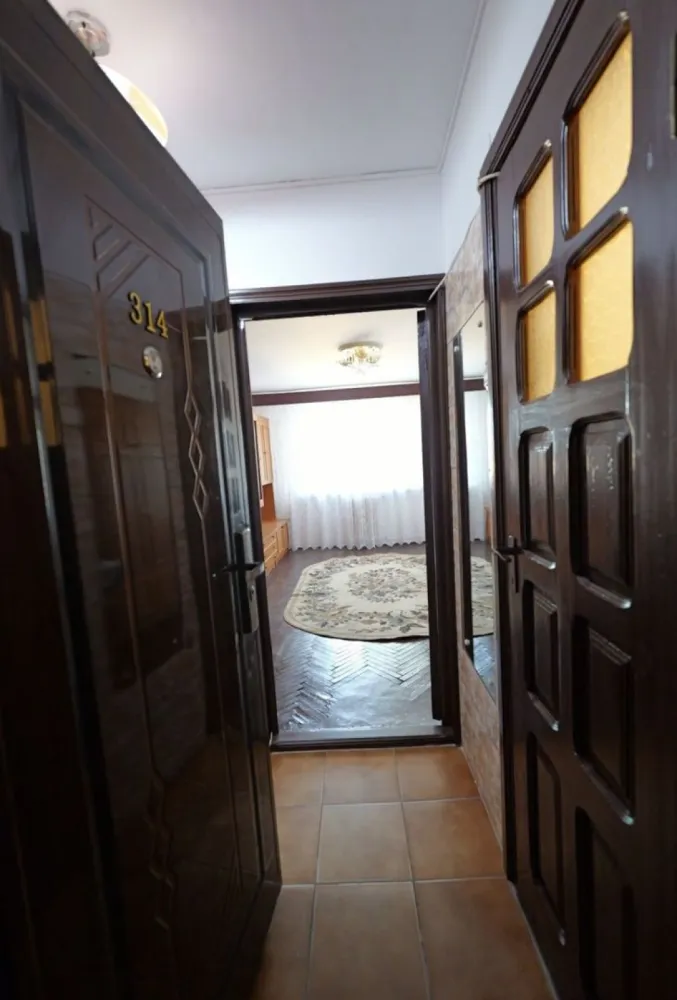 Garsoniera zona CET Constanta - Locuință luminoasa, curată, etaj 3 din 4, cu izolație, incadrată de alte garsoniere, zonă liniștită, aproape de piața CET.