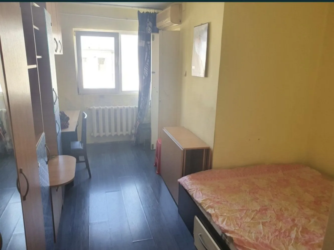 Garsoniera de vanzare - Vând garsoniera str Badea Cartan Constanța , 21 mp et 4/4 Garsoniera se vinde mobilată și utilată cu frigider, mașina de spălat. aer condiționat . Garsoniera necesita îmbunătățiri Tel 07******64