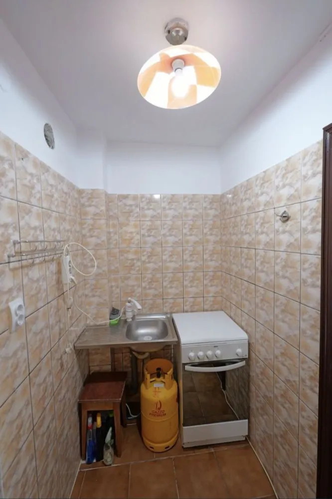 Garsoniera zona CET Constanta - Locuință luminoasa, curată, etaj 3 din 4, cu izolație, incadrată de alte garsoniere, zonă liniștită, aproape de piața CET.