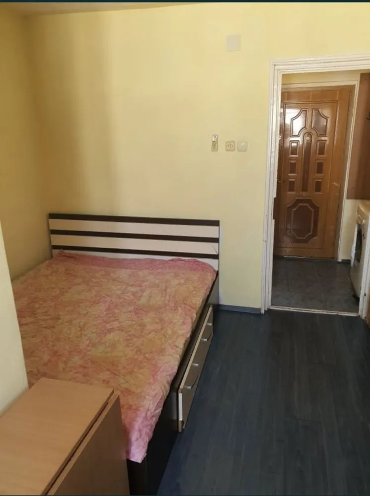 Garsoniera de vanzare - Vând garsoniera str Badea Cartan Constanța , 21 mp et 4/4 Garsoniera se vinde mobilată și utilată cu frigider, mașina de spălat. aer condiționat . Garsoniera necesita îmbunătățiri Tel 07******64