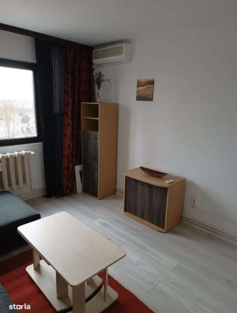 Garsoniera 21 mp etaj 3/4 Baba Novac-Energia - Persoana fizica, vand garsoniera situata pe strada Baba Novac, in zona Energia, situata la etajul 3 din 4, intr-un bloc curat si linistit. Renovata complet, izolata, gata pentru a fi locuita sau pentru a primi chiriasi. Se vinde mobilata si utilata. Este dotata cu Aer conditionat, frigider, masina de spalat, plita electrica, hota, boiler electric. Incalzirea este asigurata de punctul termic pe gaz situat in spatele blocului, care deserveste cele 4 blocuri din vecinatate, astfel nefiind pierderi, fara avarii, instalatia fiind relativ noua, facturile la caldura fiind mici iarna. Nu doresc schimburi, nu colaborez cu agentii imobiliare.