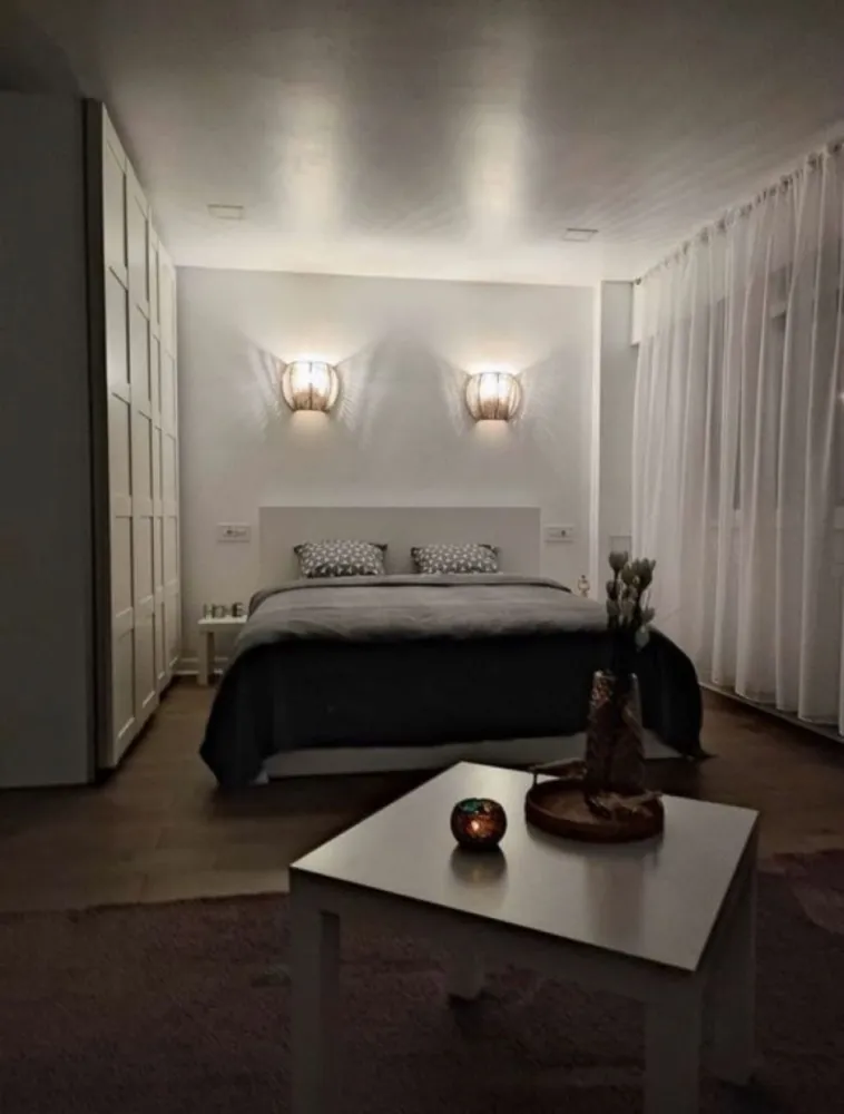 Studio zona Dacia Bd Tomis - Direct proprietar,va propunem spre cumparare un studio spatios,situat pe b-dul Tomis,zona Dacia-biserica alba. Dotari si finisaje de lux:-geamuri termopan cu eficienta energetica ridicata si izolare fonica -rulouri electrice -conexiune fibra optica si internet -centrala termica pe gaz -aer conditionat Mobilat si utilat asa cum este prezentat in poze,tot mobilierul si electrocasnicele fiind noi. Proprietar,se vinde fara comision! Pentru mai multe informatii si pentru a programa o vizionare ,va rugam sa ne contactati telefonic.