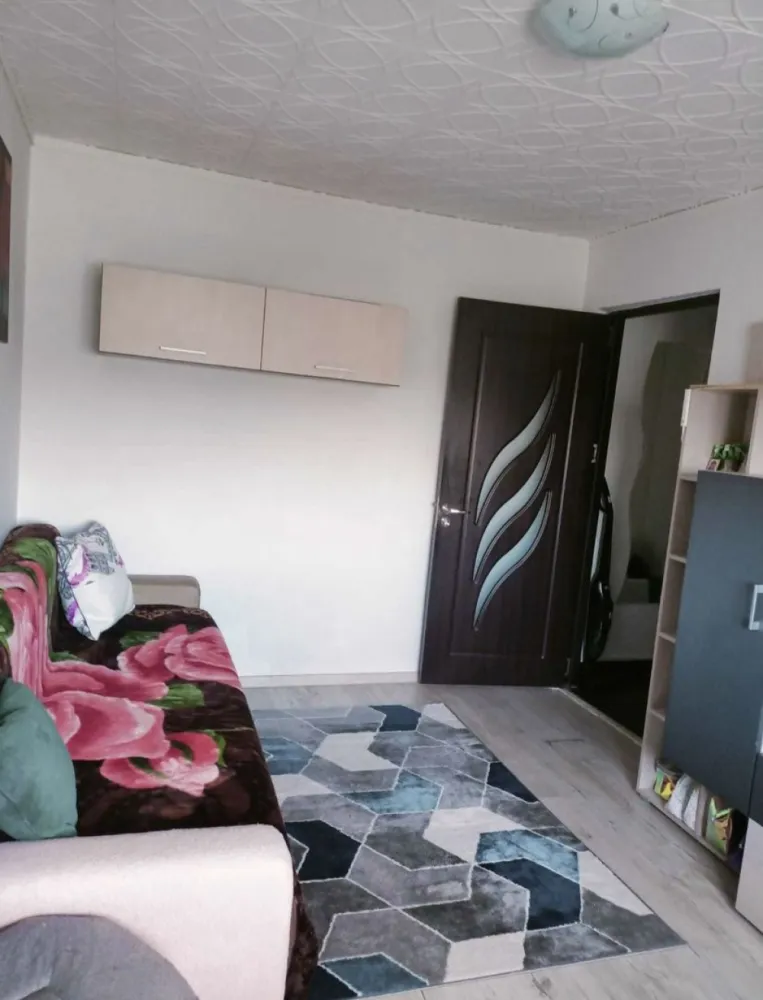 Apartament dorect proprietar - Vand apartament 2 camere transformat din 3,acte si cadastru la zi zona scoala 8 incadrat,izolat , calduros,etaj 4/4.merita vazut.