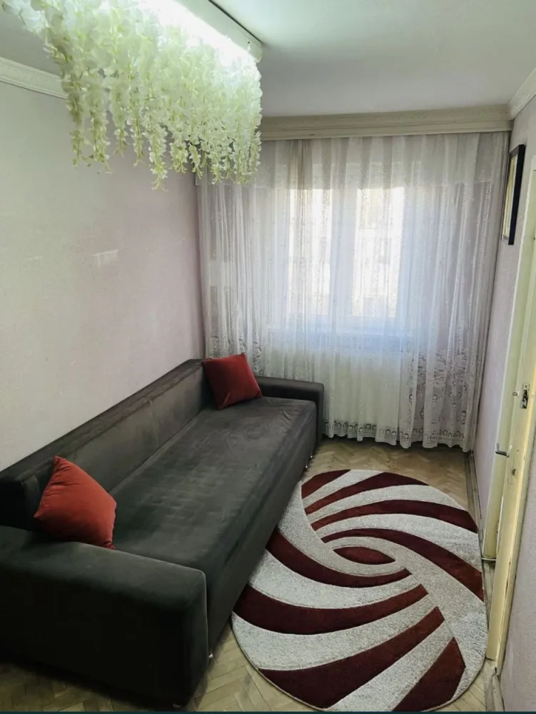 Vand apartament 2 camere zona Brotacei Tic-Tac, Tomis Nord - Condiții: -Conectat la rețeaua de gaze -Centrală termică proprie -Calorifere noi -Un spațiu de 33 mp -Se vinde cu mobila din poze Avantaje: -4 minute distanța pana la City Park Mall -7 minute pana la Universitatea Ovidius Pentru mai multe detalii sunați la numărul de telefon. Țin sa mentionez faptul ca apartamentul se adresează oamenilor ce își doresc un trai decent Rog și ofer seriozitate.