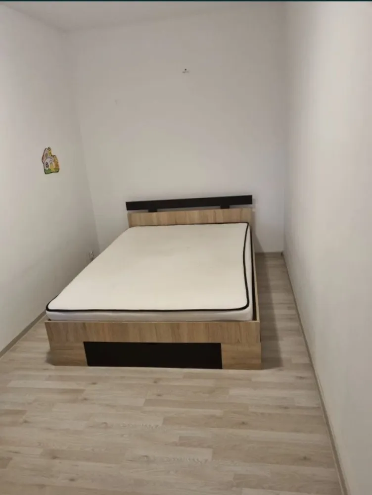 Apartament 2 camere - Vând apartament cu 2 camere cu o suprafata de 31 mp, etj. 4/4, situat in zona Tomis Nord-Ciresica. Apartamentul a fost renovat de curand, are gresie, faianta, parchet, termopane si se vinde mobilat. Blocul este izolat termic. Poate fi vizionat oricând.