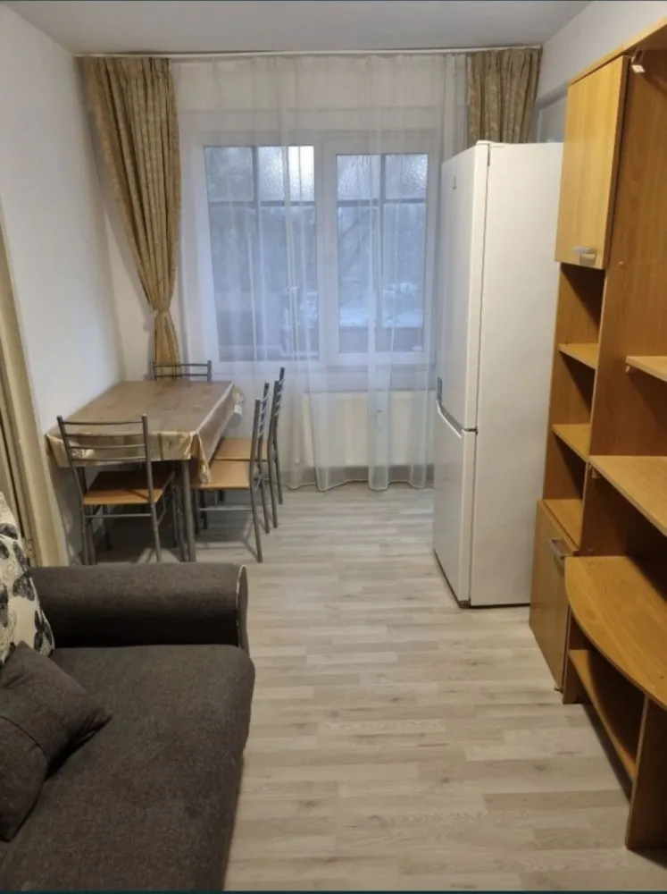 Apartament 2 camere - Vând apartament cu 2 camere cu o suprafata de 31 mp, etj. 4/4, situat in zona Tomis Nord-Ciresica. Apartamentul a fost renovat de curand, are gresie, faianta, parchet, termopane si se vinde mobilat. Blocul este izolat termic. Poate fi vizionat oricând.
