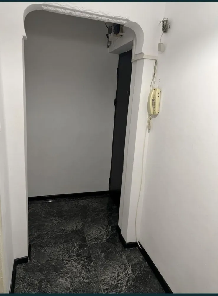 Vand apartament 2 camere zona Brotacei Tic-Tac, Tomis Nord - Condiții: -Conectat la rețeaua de gaze -Centrală termică proprie -Calorifere noi -Un spațiu de 33 mp -Se vinde cu mobila din poze Avantaje: -4 minute distanța pana la City Park Mall -7 minute pana la Universitatea Ovidius Pentru mai multe detalii sunați la numărul de telefon. Țin sa mentionez faptul ca apartamentul se adresează oamenilor ce își doresc un trai decent Rog și ofer seriozitate.