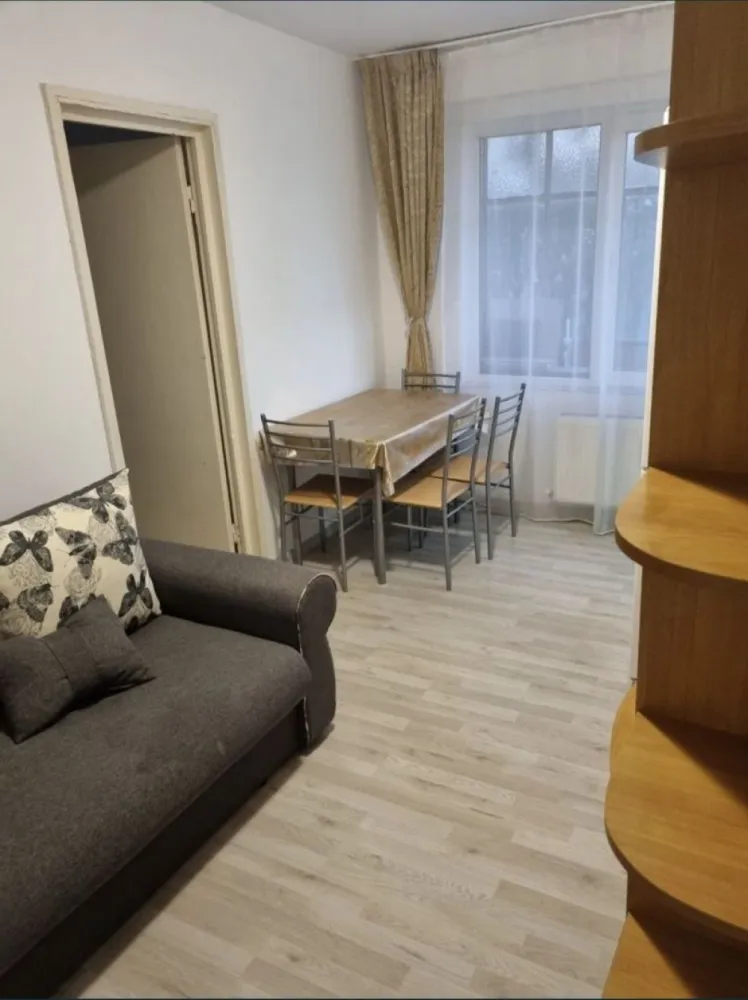 Apartament 2 camere - Vând apartament cu 2 camere cu o suprafata de 31 mp, etj. 4/4, situat in zona Tomis Nord-Ciresica. Apartamentul a fost renovat de curand, are gresie, faianta, parchet, termopane si se vinde mobilat. Blocul este izolat termic. Poate fi vizionat oricând.