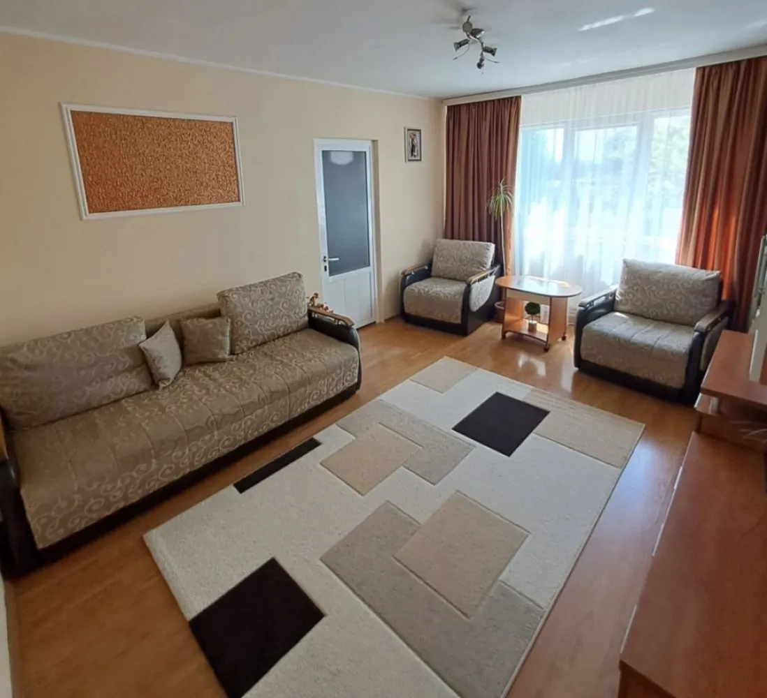 Vand apartament Casa de cultura - Vând apartament 2 camere semidecomandat, situat la etajul 4/4 în zona Casa de Cultura cu o suprafață de 42 mp cu balcon. Deasupra este construit un pod ( mansardă nelocuibilă). Apartamentul prezintă îmbunătățiri: gresie,faianță, parchet,termopan,centrală gaze ,aer condiționat, este izolat, și încadrat. Se vinde semimobilat. Prețul este negociabil.