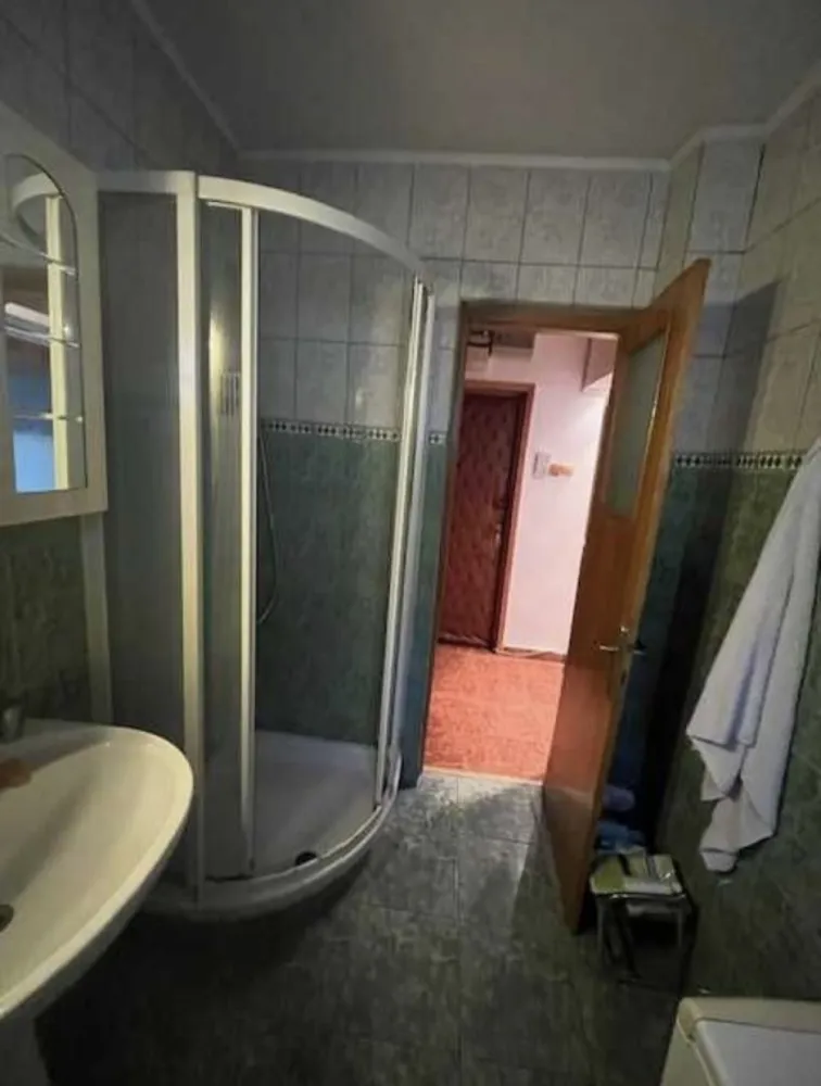2 camere - Direct proprietar (fara comision), 2 camere confort 1, gresie faianta, usi lemn, parchet, termopan, balcon inchis, gaze