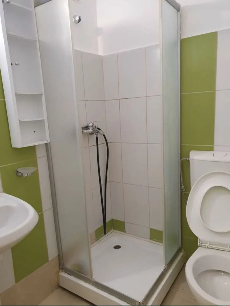 Studio 2 camere decomandate zona Faleza Nord Strada unirii - Vând studio situat in zona Faleza Nord, pe strada Unirii la parter, având suprafata utila 34 mp + o boxa situata pe acelasi palier, compusă din două camere decomandate, respectiv living cu bucătărie open space, dormitor și baie cu cabină de duș. Imobilul este recent renovat, dotat cu centrala pe gaze, aer condiționat, rulouri exterioare, corpuri de iluminat led, mobilă de bucătărie nouă, plită pe gaz, mașină de spălat rufe, ideal pentru locuinta sau inchiriere și se vinde așa cum este prezentat.