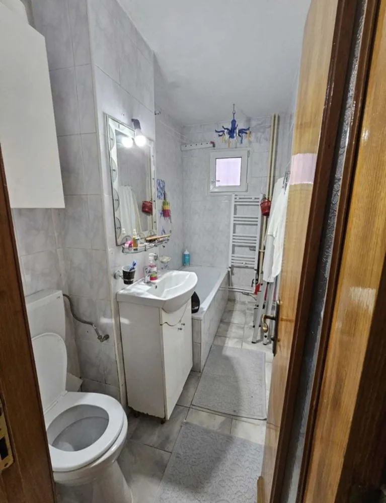 Apartament de vanzare-Casa de Cultura - DIRECT PROPRIETAR Apartament 2 camere nedecomandat Complet utilat Dotat cu centrală termică pe gaze si boxa cu intrare direct din sufragerie (suprafata de 10m2) In zona exista piata, farmacii, scoli, gradinite, supermarketuri, parcuri La doar câțiva pași de stația de autobuz Situat la parterul unui bloc cu 4 etaje Beneficiază de lumină naturală