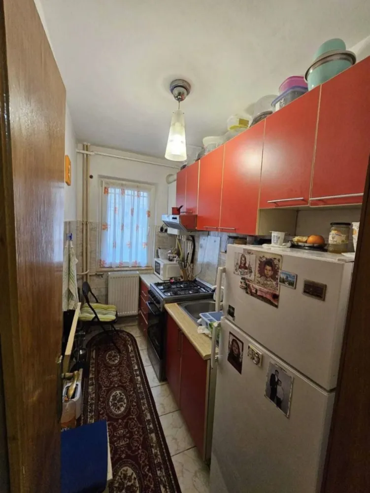 Apartament de vanzare-Casa de Cultura - DIRECT PROPRIETAR Apartament 2 camere nedecomandat Complet utilat Dotat cu centrală termică pe gaze si boxa cu intrare direct din sufragerie (suprafata de 10m2) In zona exista piata, farmacii, scoli, gradinite, supermarketuri, parcuri La doar câțiva pași de stația de autobuz Situat la parterul unui bloc cu 4 etaje Beneficiază de lumină naturală