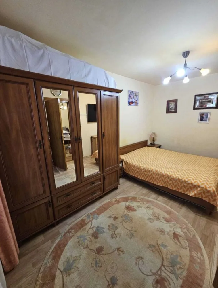 Apartament de vanzare-Casa de Cultura - DIRECT PROPRIETAR Apartament 2 camere nedecomandat Complet utilat Dotat cu centrală termică pe gaze si boxa cu intrare direct din sufragerie (suprafata de 10m2) In zona exista piata, farmacii, scoli, gradinite, supermarketuri, parcuri La doar câțiva pași de stația de autobuz Situat la parterul unui bloc cu 4 etaje Beneficiază de lumină naturală
