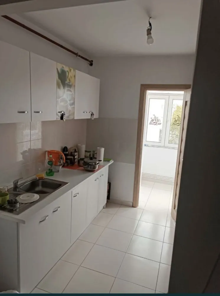 Apartament de vanzare Soveja - apartament de vanzare decomandat 2 camere Soveja, Galeriile Soveja si Eden colt cu SEmanatorului, etaj 4 din 4 , 51 de m patrati , balcon inchis, renovat, tot nou, cadastru , intabulare, partial mobilat (bucatarie si balcon si dormitor), termopane, izolat, centala pe gaze , 72800 euro, 0756558681