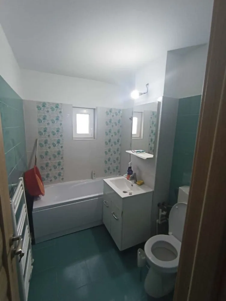 Apartament de vanzare Soveja - apartament de vanzare decomandat 2 camere Soveja, Galeriile Soveja si Eden colt cu SEmanatorului, etaj 4 din 4 , 51 de m patrati , balcon inchis, renovat, tot nou, cadastru , intabulare, partial mobilat (bucatarie si balcon si dormitor), termopane, izolat, centala pe gaze , 72800 euro, 0756558681