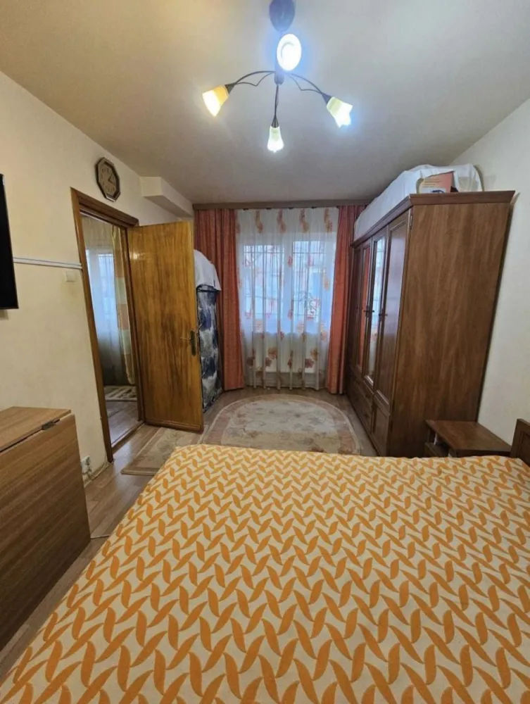 Apartament de vanzare-Casa de Cultura - DIRECT PROPRIETAR Apartament 2 camere nedecomandat Complet utilat Dotat cu centrală termică pe gaze si boxa cu intrare direct din sufragerie (suprafata de 10m2) In zona exista piata, farmacii, scoli, gradinite, supermarketuri, parcuri La doar câțiva pași de stația de autobuz Situat la parterul unui bloc cu 4 etaje Beneficiază de lumină naturală