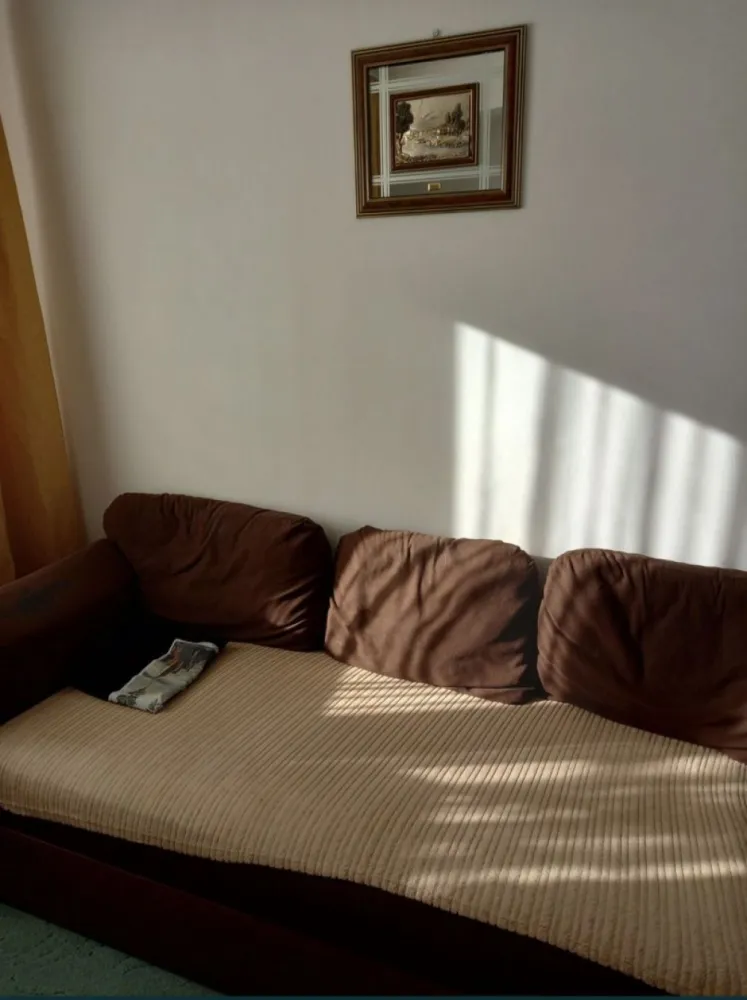 Vand apartament 2 camere Compozitorilor - Apartament 2 camere , suprafață totală 55 mp, situat în cartier Compozitorilor, în imediata apropiere a unui magazin Lidl, la etajul 3/3. Apartamentul este intr-un bloc cochet , cu o singura scara, cu împrejurimi pline de flori și verdeata, construit relativ recent (2010). Scara liniștită si foarte curata, îngrijită. Are izolație noua, de foarte bună calitate, executata în 2021. Interiorul este împărțit astfel : living cu bucătărie open-space, dormitor, baie cu cabina de dus, hol la intrare și doua balcoane generoase. Balcoanele izolează foarte bine ambele laturi ale apartamentului, atât pe partea sufrageriei, cât și pe dormitor. În felul acesta, cheltuielile cu căldura pe timpul iernii sunt foarte reduse, locația fiind foarte călduroasă. Toate camerele sunt mobilate, se vinde cu mobilierul care apare în poze. Incalzirea se face cu centrala termica proprie, cu revizii la zi atât centrala, cât și instalația de gaze. În living exista un aparat de aer condiționat aproape nou. Dispunerea apartamentului este pe sud și vest. În apropiere se găsesc multe supermarketuri ( Lidl, Metro, Auchan, Leroy Merlin, Jumbo, etc), mallul Vivo, linii de transport în comun.