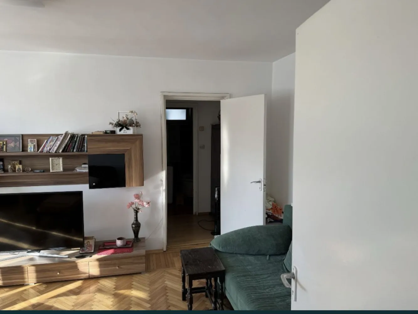 City Prk, ap 2 camere semidecomandat - In spate la Integra, apartament 2 camere semidecomandat etaj 7 din 8 cu lift schimbat,gaze in apartament cu suprafata totala de 60 m2,construit in anul 1965. Suprafata utila 47.4 m2. Nu platesc comision la agentii imobiliare.