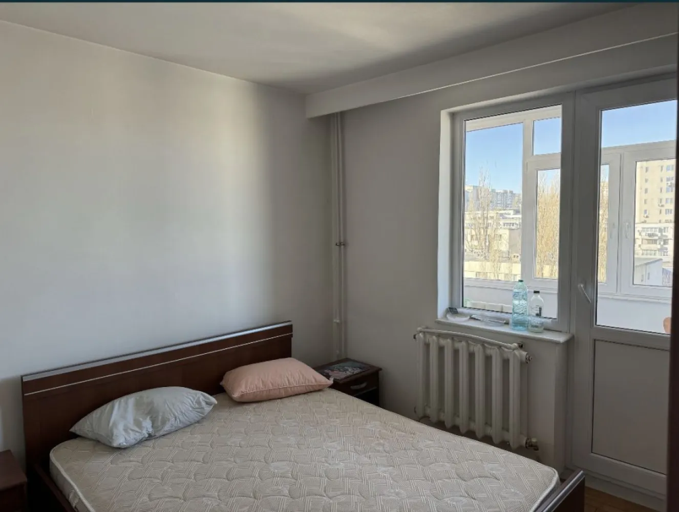 City Prk, ap 2 camere semidecomandat - In spate la Integra, apartament 2 camere semidecomandat etaj 7 din 8 cu lift schimbat,gaze in apartament cu suprafata totala de 60 m2,construit in anul 1965. Suprafata utila 47.4 m2. Nu platesc comision la agentii imobiliare.