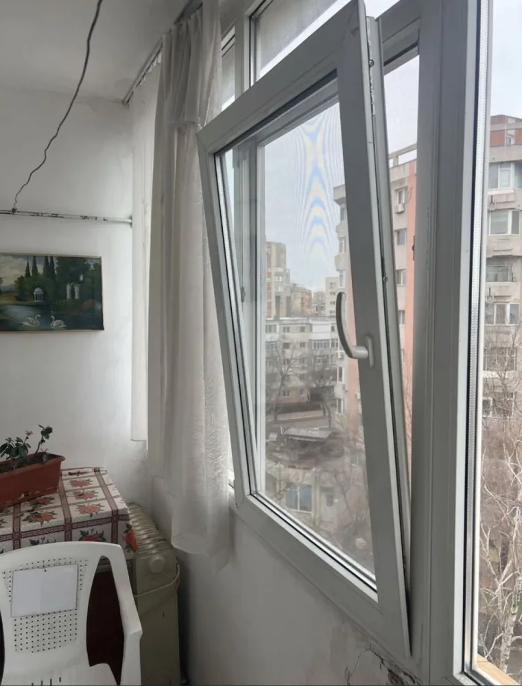 Vand apartament - Vând apartament mobilat, suprafață 46,30mp 2 balcoane, 2 camere Situat pe Bvd. Ferdinand, etajul 6. Pentru mai multe detalii 0744289887
