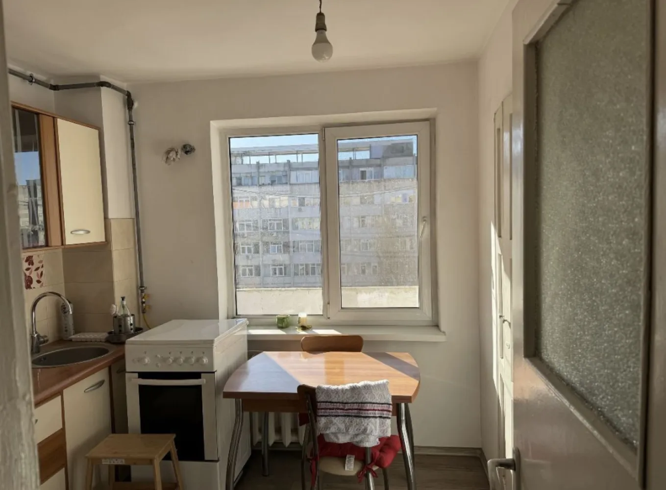 City Prk, ap 2 camere semidecomandat - In spate la Integra, apartament 2 camere semidecomandat etaj 7 din 8 cu lift schimbat,gaze in apartament cu suprafata totala de 60 m2,construit in anul 1965. Suprafata utila 47.4 m2. Nu platesc comision la agentii imobiliare.