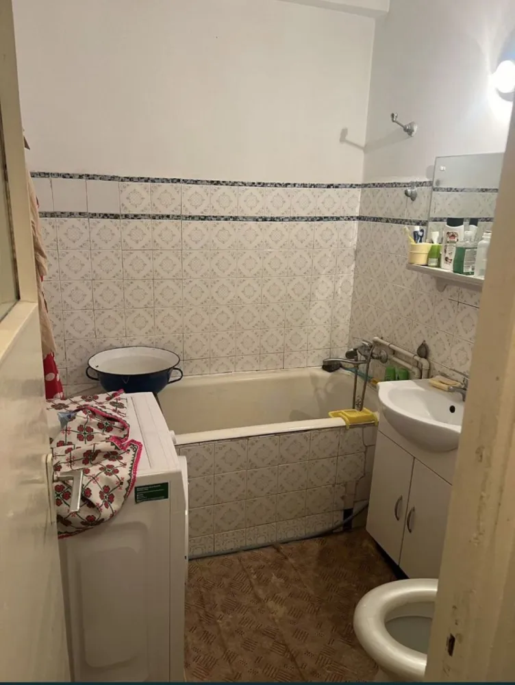 Vand apartament - Vând apartament mobilat, suprafață 46,30mp 2 balcoane, 2 camere Situat pe Bvd. Ferdinand, etajul 6. Pentru mai multe detalii 0744289887