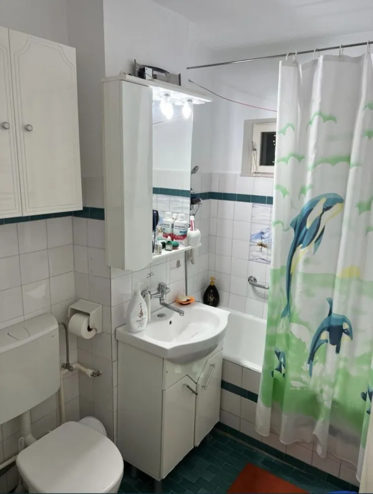 Eden dezrobirii 2 camere decomandat centeala - Persoana fizica vand apartament in zona eden pe strada dezrobirii ap cu 2 camere decomandat etaj 3 din 4 centrala pe gaze, bloc linistit, ferit de galagie, acte in regula pt vanzare, rog seriozitate