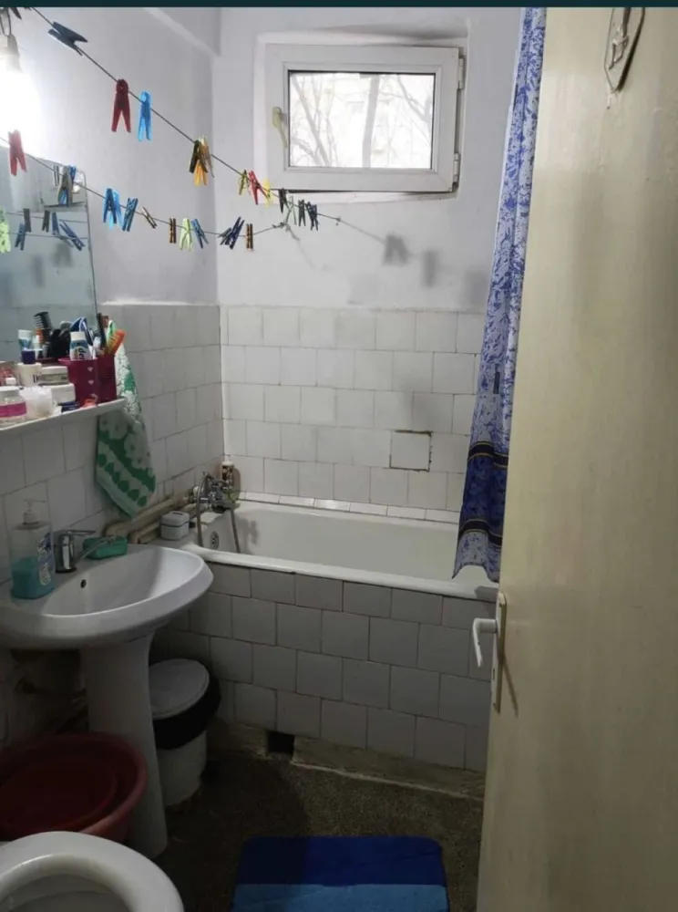 Vand apartament in Tomis Nord zona Ciresica - Apartament 2 camere decomandat etaj 1 comfort 1 40 metri pătrați Izolat pe afara polistiren 5 cm Termopane Gaze 2 focuri Situat in Tomis Nord ,Cireșica ,cap de linie 42-43 Aproape de piata,city,mall, plaja ,facultate,licee,scoli,gradinita. O singura scara de bloc etajul 1 din 4 .