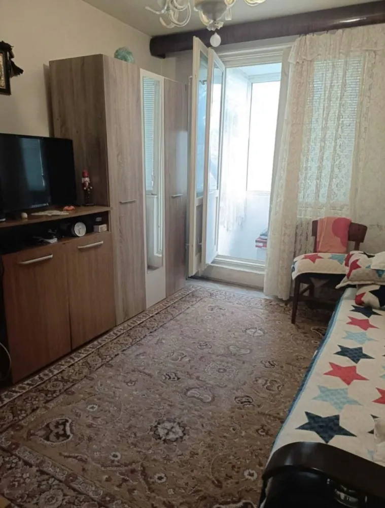 Vand apartament in Tomis Nord zona Ciresica - Apartament 2 camere decomandat etaj 1 comfort 1 40 metri pătrați Izolat pe afara polistiren 5 cm Termopane Gaze 2 focuri Situat in Tomis Nord ,Cireșica ,cap de linie 42-43 Aproape de piata,city,mall, plaja ,facultate,licee,scoli,gradinita. O singura scara de bloc etajul 1 din 4 .